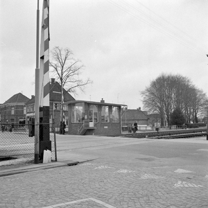 154748 Gezicht op het seinhuis (Post I) bij de Misteroverweg bij het N.S.-station Winterswijk te Winterswijk.